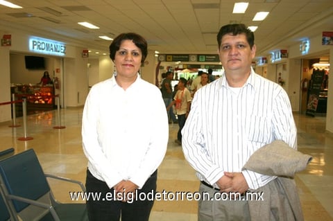 12092009 Chihuahua. Alma Calderón despidió a su hermano José Calderón Pimentel.
