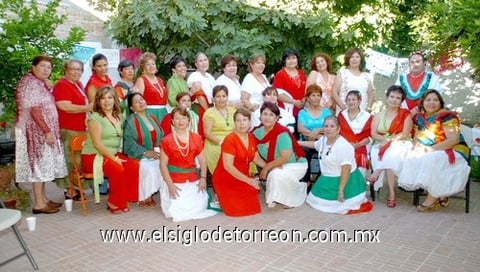 15092009 Típicos vestuarios. Grupo de laguneras que conmemoraron el aniversario de la Independencia de México con una fiesta muy a la mexicana.