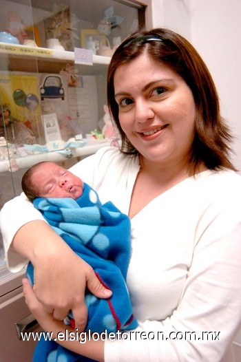15092009 Mateo Becerra Sandoval con su mamá Cristina Sandoval de Becerra.