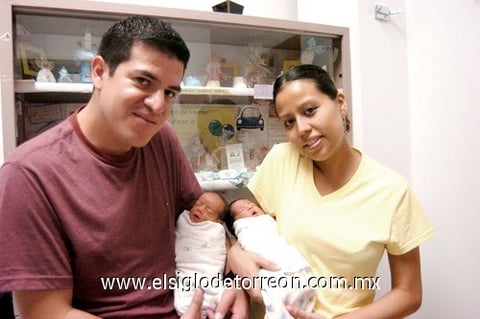 15092009 Doble felicidad. José Rafael Rodríguez Corona y Rosángel Reyes de Rodríguez, cargan a sus bebitos Rafael y Santiago. EL SIGLO DE TORREÓN/ÉRICK SOTOMAYOR