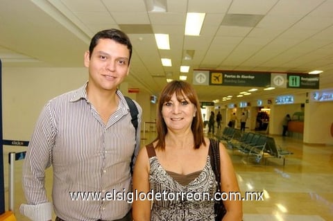 15092009 Salvador García y Lucy Ortega momentos antes de abordar el avión que los llevaría a la Ciudad de México.
