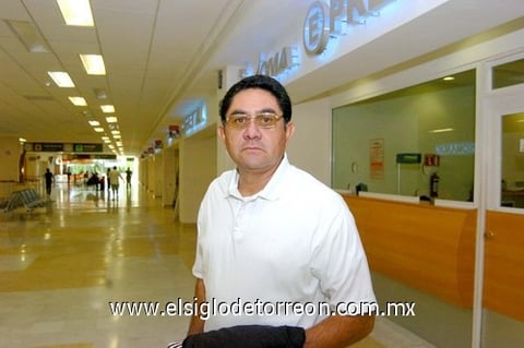 15092009 Víctor Lara Aguirre se fue con destino a la Ciudad de México.