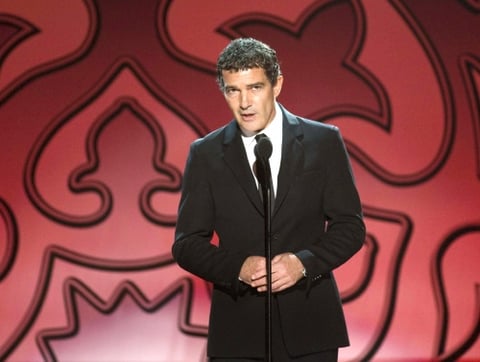 Antonio Banderas entregaró el premio 'Anthony Quinn por la excelencia en la industria' a Salma Hayek.