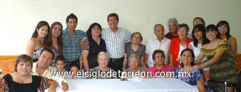 21092009 Guillermo García Ochoa con su obra titulada 'Libertad'.