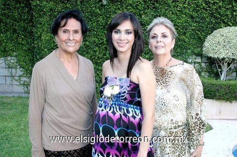18092009 Katia V. de Oviedo junto a las organizadoras de su fiesta de canastilla: María Carmen Guerrero de Valenzuela y Leticia Pastrana de Oviedo.