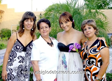 18092009 Disfrutando de la despedida de soltera de Laura, la acompañan, su tía, Claudia González; su abuelita, Sra. Rosita de Lara de González y su mamá, Sra. Laura González de Del Bosque.