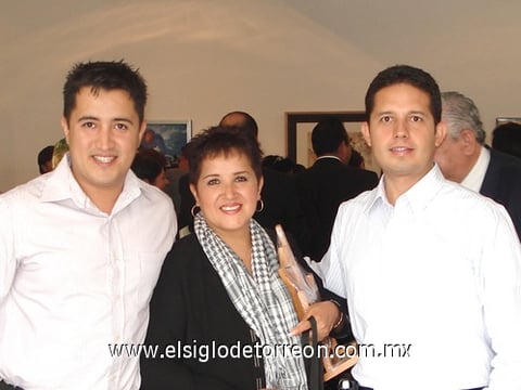 21092009 Guillermo García en compañía de Rosario Ochoa y Mario Marín.