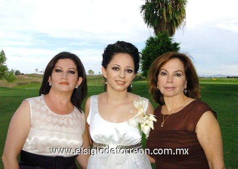 19092009 Alejandra Sandoval Rodríguez acompañada de las anfitrionas de su fiesta prenupcial: Marisela Rodríguez de Sandoval y Aurora López de Verdeja.