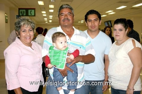 18092009 María del Mar Novelo, Damián Gaytán, Adolfo Gaytán, el bebé Luis Fernando Gaytán y Obdulia Baeza, se dirigen a Ciudad del Carmen.