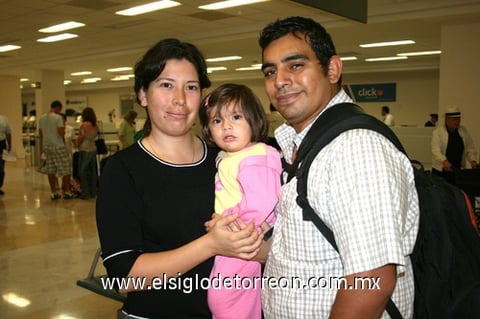 19092009 México. Silvia de Rodríguez y Carlos Rodríguez con la pequeña Aileen del Carmen.