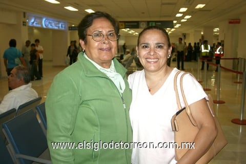 19092009 Chicago. María Elena Llamas despide a Nuny Morales.