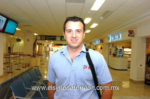 21092009 Gerson García momentos antes de abordar el avión que lo llevaría a Chihuahua.
