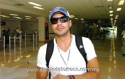 21092009 Llegó procedente de la Ciudad de México, Jorge González en plan de visita.