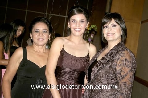 20092009 María Cristina de la Torre en su fiesta prenupcial junto a su futura suegra Rosa Luz Rentería de Rodríguez y su mamá Luz María Trujillo de la Torre.