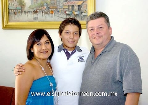 20092009 Julián Alfonso Gómez Cortez fue festejado al cumplir quince años de edad, por sus papás María Carmen de Gómez y Maurilio Gómez.