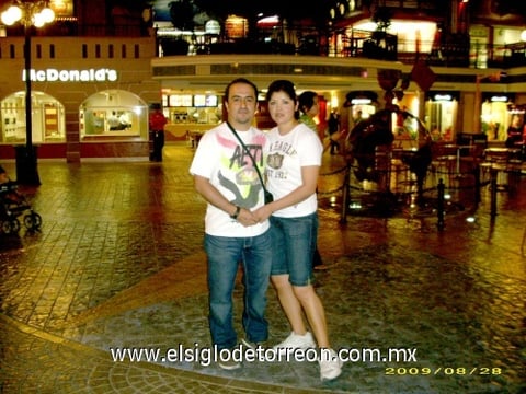 Ivan Segura y su esposa en un paseo divertido en la ciudad de Monterrey (Kidzania)