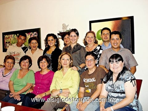 20092009 Maruca García junto a su maestro de pintura Guillermo García y sus compañeros, el día de su despedida con motivo de que se va a radicar a Guadalajara. En la fotografía: Francisco Segueda, Lili Limón, Dulce Mijares, Chata Lagunas, Bárbara Muñoz, Refugio Aguirre, Mario Marín, Guillermo García, Irma Reyes, Rosario Leal, Maruca García, María Esther Aguirre, Antonio Ramírez y Vicky Ambriz.