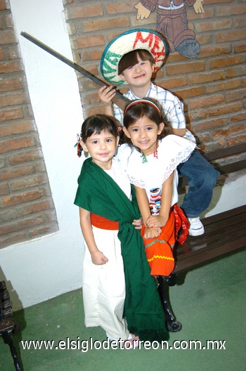 16092009 Parecen adelitas. Silvia Rivera, Valeria Martínez, Luisa Galindo y Oswaldo Herrera.
