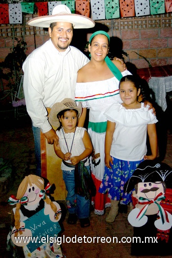 20092009 Juan Manuel Valdés, Gabriela Castorena de Valdés con sus hijos Natalia y Marcela.