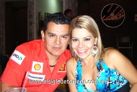 16092009 Raúl y Norma captados recientemente en conocido restaurante de la localidad.