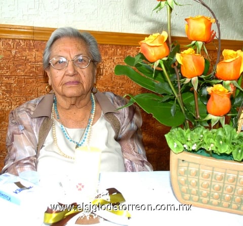 16092009 Sra. Rosalina Durán de Luna cumplió 90 años de vida, por lo que sus hijos Jesús Antonio, María Guadalupe y José Javier Luna Durán, la festejaron en compañía de sobrinos, nietos, amigos y demás familiares.