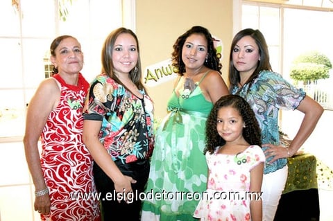 20092009 Karla Dávila de Villa junto a las organizadoras de su fiesta de canastilla: Consuelo García, Ana de Muñoz, Selene Dávila y Fátima Villa.