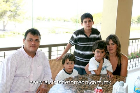 20092009 Héctor y Cathy con sus hijos.