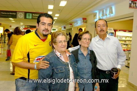 08092009 María Elena Romo Jaime y LuzMaría López Romo
de Dávila llegaron de Guadalajara y fueron recibidas
por Javier Dávila y Javier López Romo.