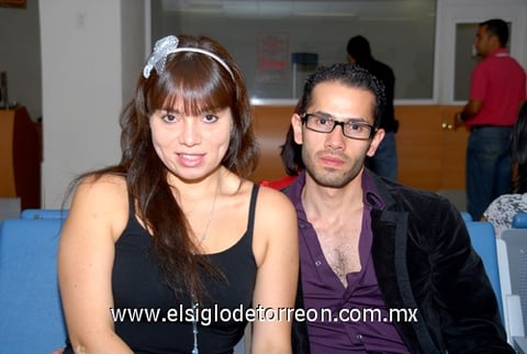 16092009 Lety Ibarra y Eduardo Velázquez se fueron con destino a París.