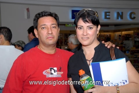 16092009 Jorge Escobedo y Cecilia Escobedo momentos antes de abordar el avión que los llevaría a la Ciudad de México.