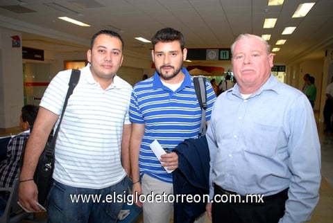 16092009 Rodolfo Ramírez y Daniel Víctor se fueron en plan de negocios a la Ciudad de México y fueron despedidos por Ignacio Víctor.