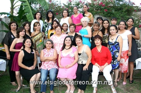 26092009 Marcela García de Tello fue homenajeada con una reunión de canastilla, a la que asistieron numerosas damas.