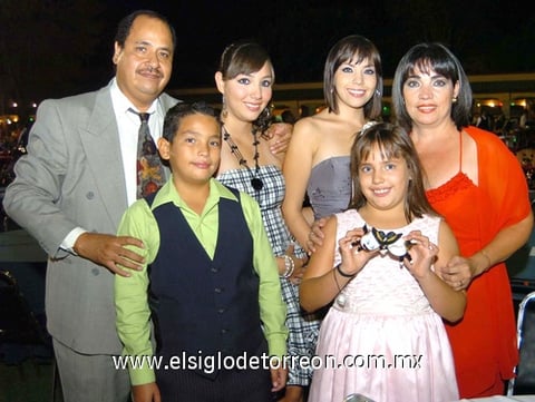 26092009 Óscar y Mayra Gandarilla con sus hijos Mayra, Celia, Óscar y Karina.