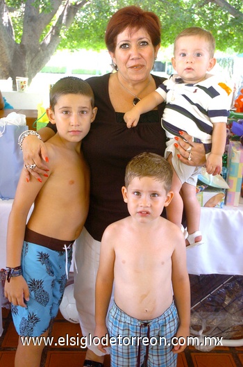 26092009 Francis, Faruk y Franco Villalobos Salum junto a su abuelita Martha Rodríguez.