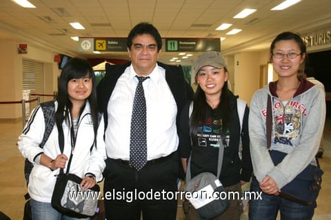 26092009 China. Lin, Li y Rni Wang fueron recibidas por Pascual Hernández.
