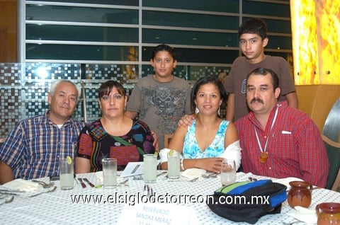 28092009 En cena. Guadalupe Cruz, Rosario de Cruz, Sandra de Lazo, Gilberto Lazo, Giuseppe y Giovani Lazo.