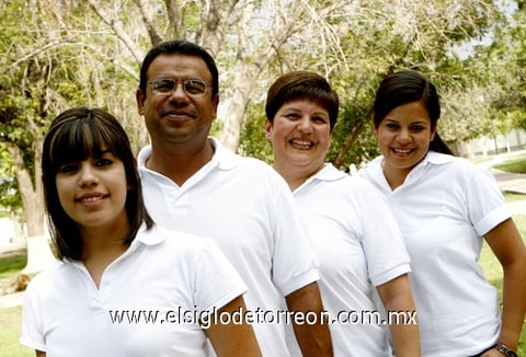 28092009 Luis Homero Agüero y Rocío Reyes, en compañía de sus hijas Rocío y Luisa Fernanda Agüero Reyes.