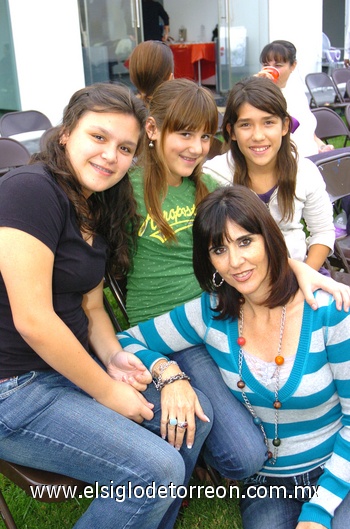 28092009 Caro Estrella, Natalia Lugo, Andrea Araluce y Leonor de Lugo, quienes disfrutaron de la pasarela. EL SIGLO DE TORREÓN / ÉRICK SOTOMAYOR