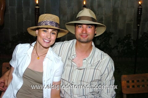28092009 Se divirtieron. Mónica y Rafael.