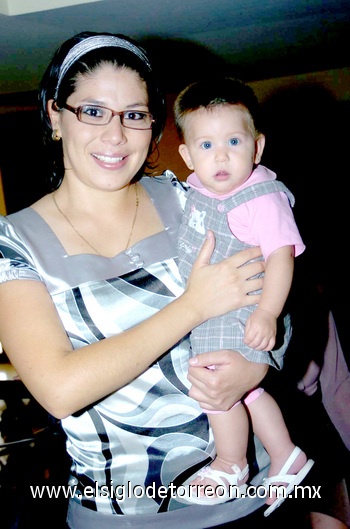 23092009 Nora y Pamela Galindo felicitaron a la futura esposa.