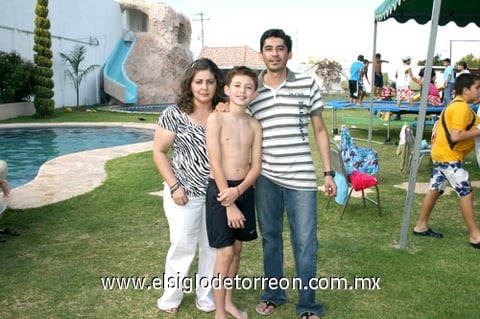 24092009 Lauro José Luis Morales Manzanera fue festejado al cumplir doce años con una albercada organizada por sus papás Natalia Manzanera de Morales y José Luis Morales Pérez.