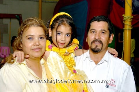 23092009 Gabriela Venegas Chávez junto a sus papás el día de su cumpleaños.