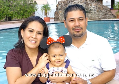 24092009 Regina Alemán Cavanzón lució muy linda en su fiesta de primer año de edad, organizada por sus papás Pily de Alemán y Jesús Alemán García.
