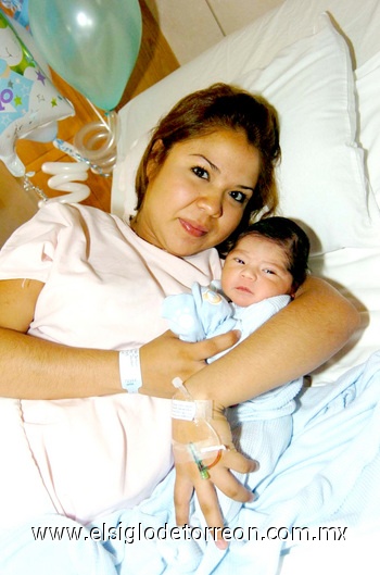 23092009 Víctor Alejandro Salazar Sánchez, en los brazos de su mamá Karen Sánchez.