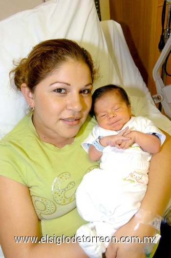 23092009 Ángel Omar García Hernández, luce tierno a lado de su mamá Oralia del Socorro García.