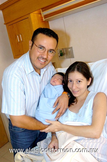 23092009 En familia. Sebastián Aguilar García, junto a sus papás Esteban Aguilar y Fabiola García.