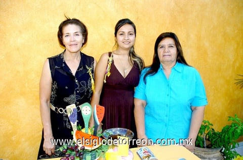 23092009 Linda María Azucena López junto a las organizadoras de su fiesta prenupcial.