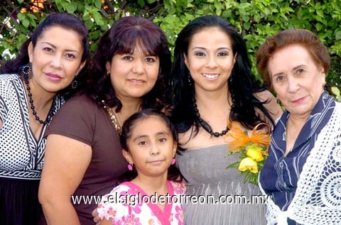 24092009 Siria en compañía de las organizadoras de su despedida de soltera, sus tías, Rocío y Mayra González; su abuelita, Ale Martínez y su prima, Kenya Medina González.