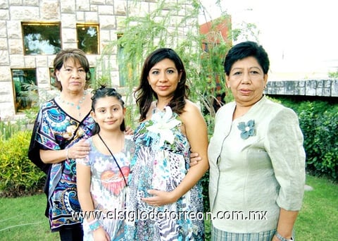 24092009 Con alegre fiesta de canastilla festejaron a Marcela Pérez de Amaro, quien luce en compañía de María elena de Gutiérrez, María Refugio de Amozurrutia y su hija Marian Amaro Pérez.