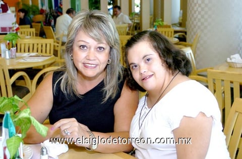 23092009 Laura de Dabdoub y Laurita Dabdoub.